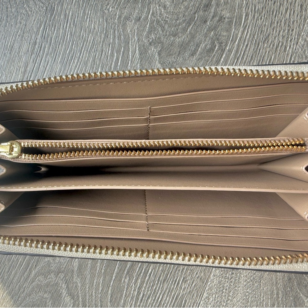 Coach White Embossed Wallet - Picture 8 of 12
